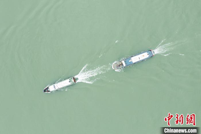 聯(lián)合巡江守護(hù)活動(dòng)現(xiàn)場?！〗部h融媒體中心 攝