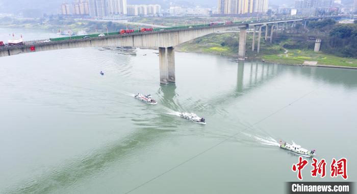 聯(lián)合巡江守護(hù)活動(dòng)現(xiàn)場?！〗部h融媒體中心 攝