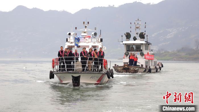 聯(lián)合巡江守護(hù)活動(dòng)現(xiàn)場?！〗部h融媒體中心 攝