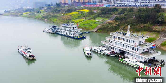 聯(lián)合巡江守護(hù)活動(dòng)現(xiàn)場?！〗部h融媒體中心 攝