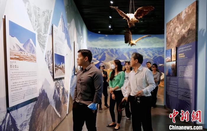 圖為中外嘉賓參觀玉樹州博物館?！●R銘言 攝