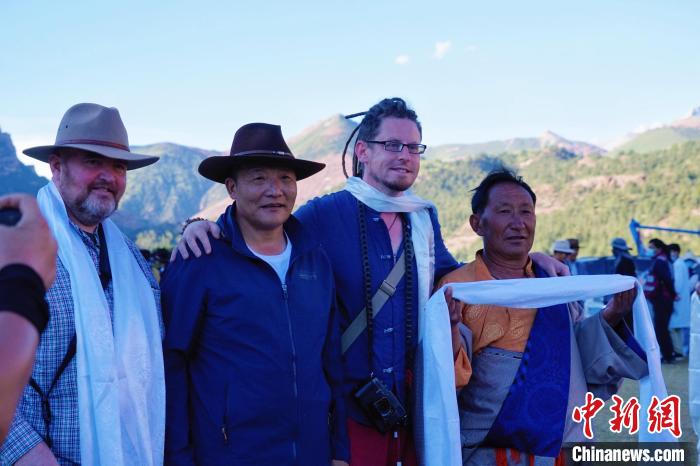 圖為當(dāng)?shù)孛癖娕c外籍?dāng)z影師合影留念。　馬銘言 攝