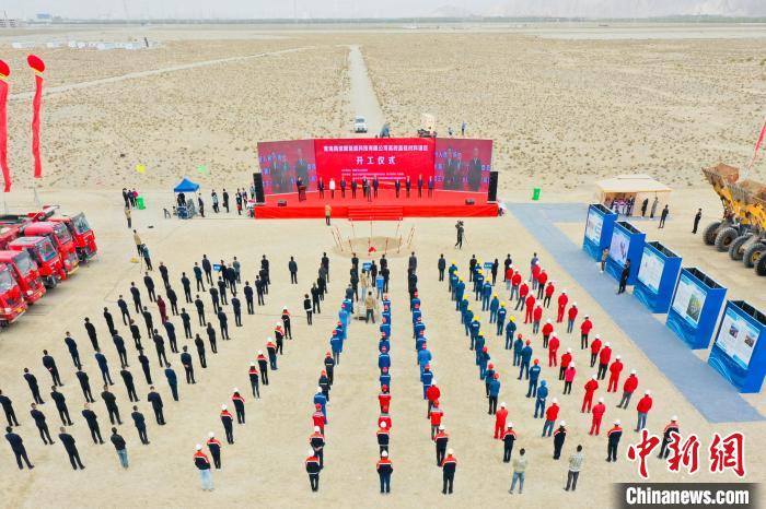 圖為無人機(jī)航拍開工現(xiàn)場(chǎng)?！∷髂辖?攝