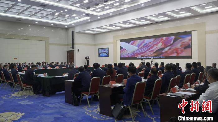 圖為部省共同打造青海綠色有機(jī)農(nóng)畜產(chǎn)品輸出地推進(jìn)會議現(xiàn)場。　李江寧 攝
