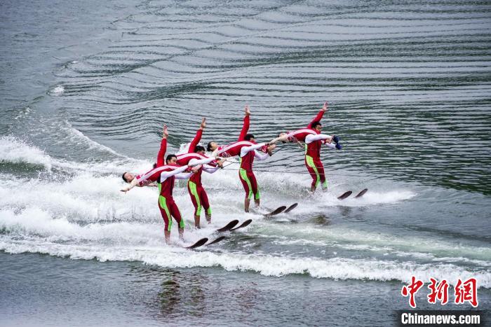 捕魚(yú)節(jié)上的水上表演?！≈鬓k方供圖