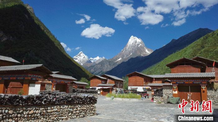 圖為西藏林芝市工布江達(dá)縣錯(cuò)高古村。　謝牧 攝
