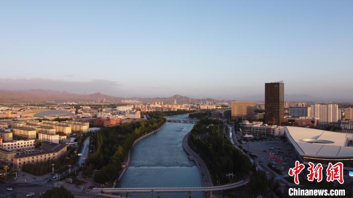 圖為無(wú)人機(jī)航拍德令哈巴音河?！『钨婚?攝