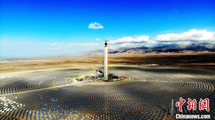 圖為德令哈光伏產(chǎn)業(yè)園。　孫睿 攝