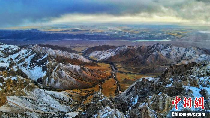 圖為柴達(dá)木盆地柏樹(shù)山森林地質(zhì)公園云霧繚繞。　巴圖那生 攝