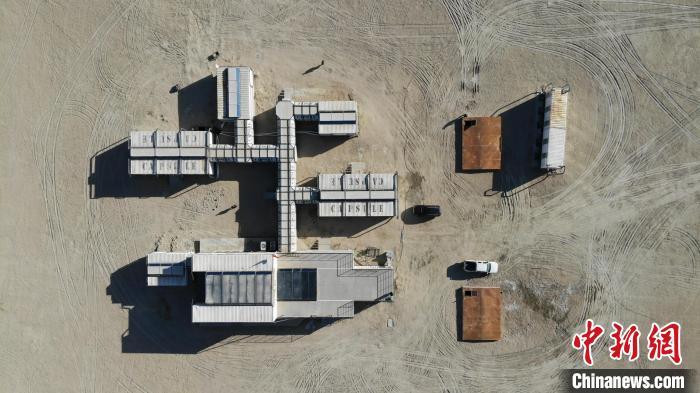 圖為無(wú)人機(jī)航拍火星營(yíng)地?！O睿 攝