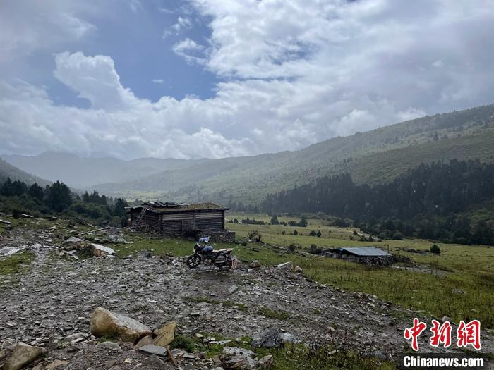 圖為9月28日一輛停在牧場上的摩托車。 <a target='_blank' href='/'><p  align=