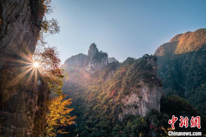 朝霞?！∏貪h忠 攝
