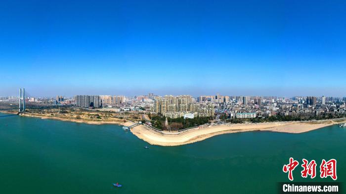 荊州市內(nèi)的荊江大堤。(資料圖) 湯偉 攝