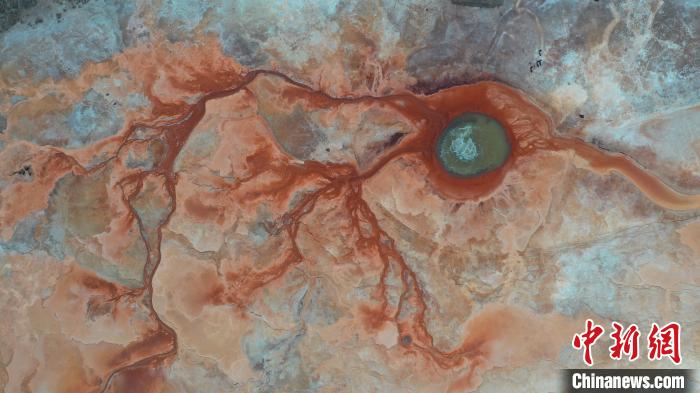 圖為海西州境內(nèi)的“網(wǎng)紅”景點“惡魔之眼”。　趙凜松 攝