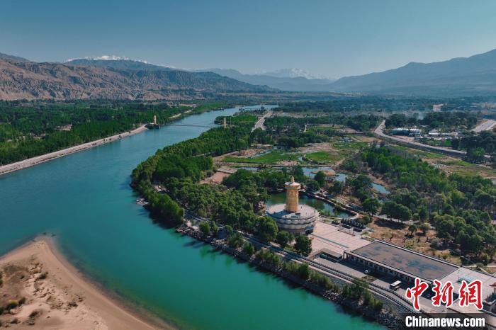 航拍青海貴德黃河岸畔綠意濃濃?！≮w凜松 攝