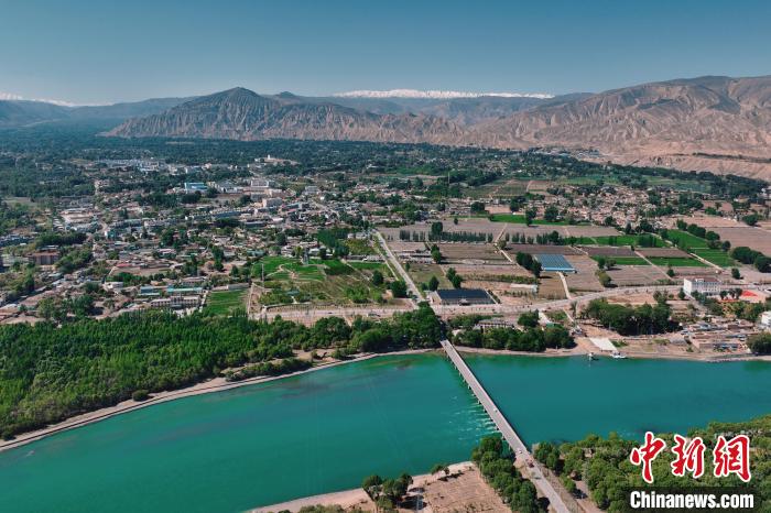 航拍青海貴德黃河岸畔綠意濃濃?！≮w凜松 攝