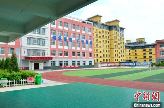 圖為化隆縣第一小學(xué)。　魯?shù)り枴z