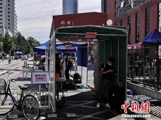 中國科學(xué)院大學(xué)校門外，豎立著“家長止步”的提示牌。 中新網(wǎng) 張尼 攝