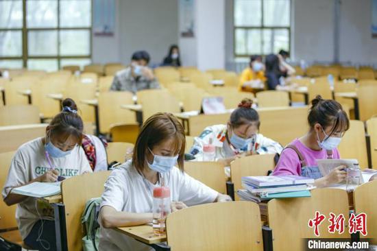 資料圖：學(xué)生在圖書館自習(xí)室內(nèi)學(xué)習(xí)?！⑾A 攝