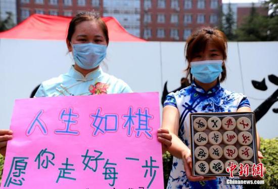 資料圖：2020年7月河南鄭州一高考考點(diǎn)，考生家長(zhǎng)送考 中新社記者 王中舉 攝