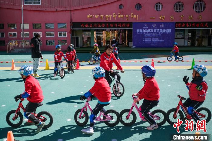 圖為拉薩市實驗幼兒園孩子們正在練習(xí)滑步車。　何蓬磊 攝