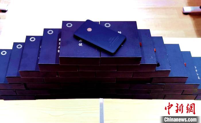 圖為西藏高山文化發(fā)展基金會(huì)向聶榮縣完全小學(xué)捐助的“電子健康體檢儀”?！∮谫e 攝