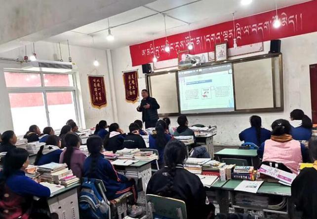 學生在免費輔導班上課?！∧岈敵?攝