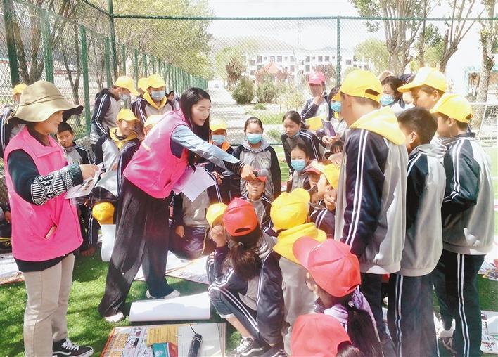 瓊結(jié)縣“四講四愛”宣講員在瓊結(jié)縣中學(xué)宣講。記者 段敏 攝.jpg