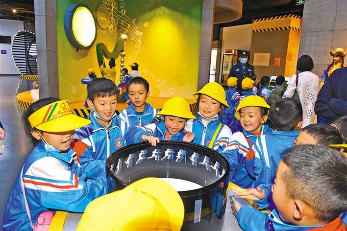 圖為10月29日，一年級的同學們在科技館參觀體驗。李洲 攝.jpg