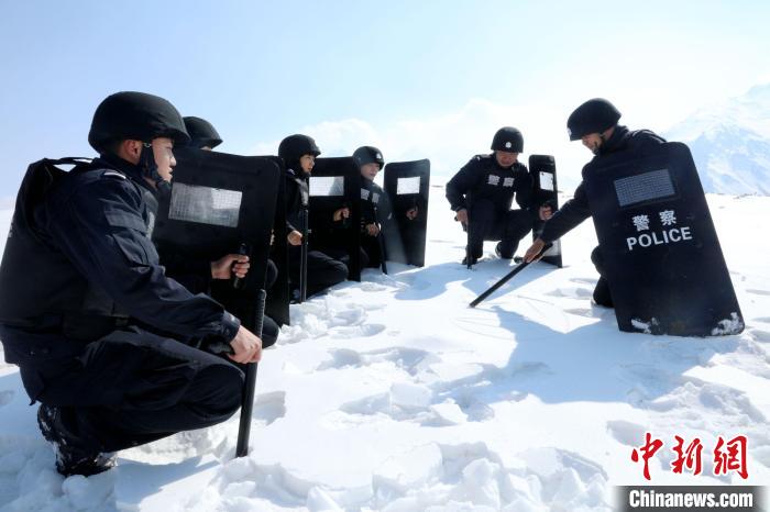 圖為扎西堅(jiān)參與隊(duì)友在巡邏途中?！≡鲌?jiān)參供圖