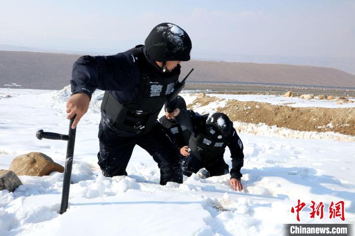 圖為扎西堅(jiān)參與隊(duì)友在巡邏途中?！≡鲌?jiān)參供圖