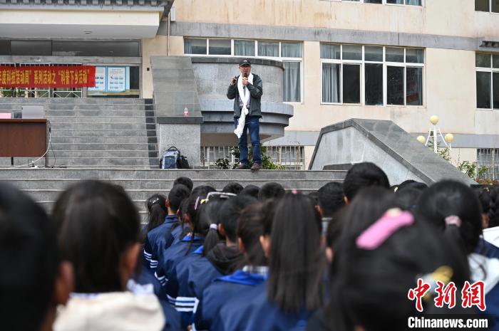 圖為西藏大學教授寧長春為中學生授課?！≮w朗 攝