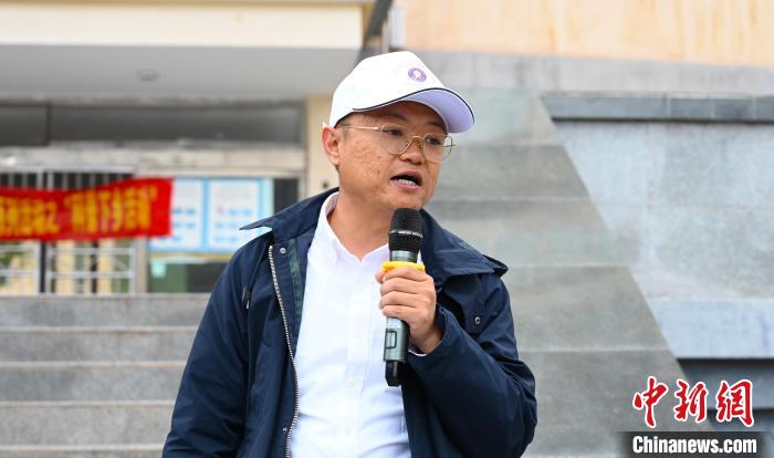 圖為西藏大學教授李昊為中學生授課?！≮w朗 攝