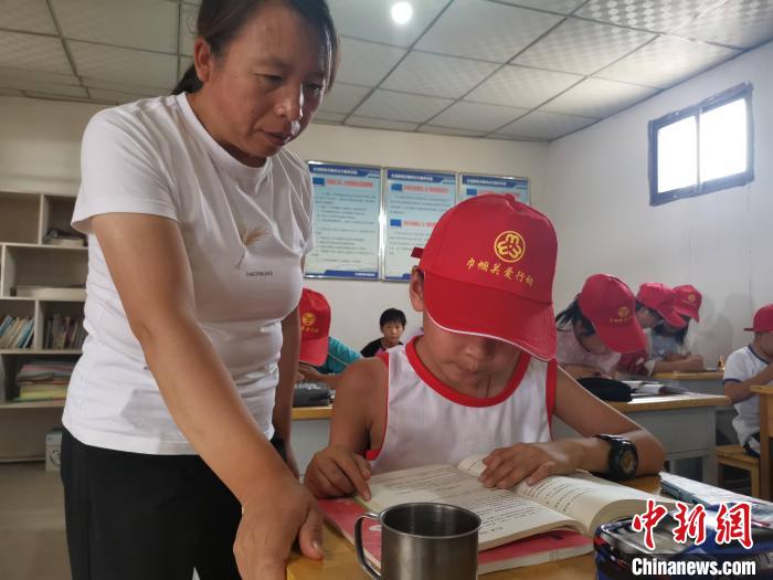 甘肅鄉(xiāng)村巾幗標(biāo)兵干一行愛一行：教書、建勞務(wù)施工隊成“大拿”