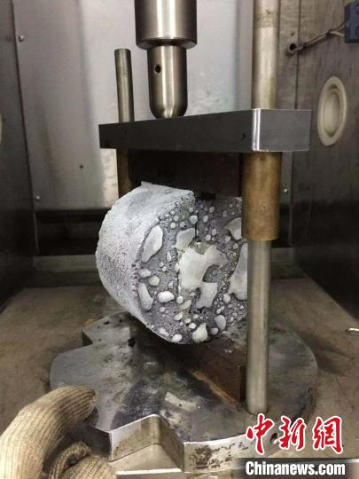 通訊:從放羊娃到博士生他的夢想是“修一條路”