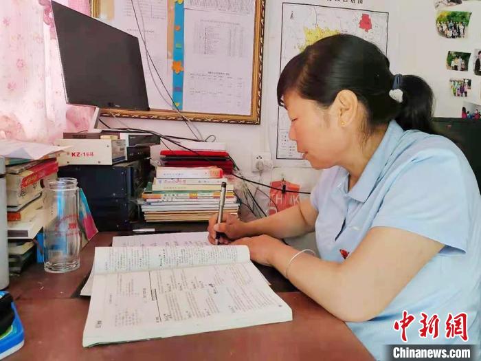 甘肅環(huán)縣“全能老師”堅(jiān)守“麻雀學(xué)?！保簩W(xué)生在，我就在