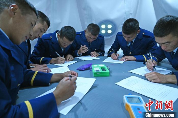 圖為消防員在高壓氧艙內(nèi)填寫問卷。　趙朗 攝