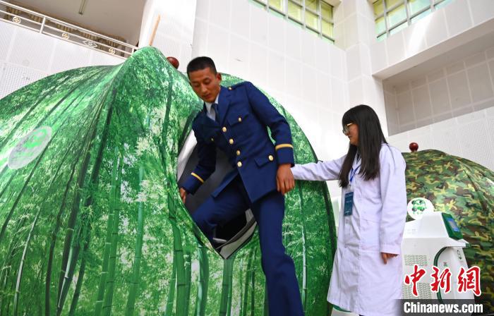 圖為參與完測(cè)試，消防員走出高壓氧倉?！≮w朗 攝