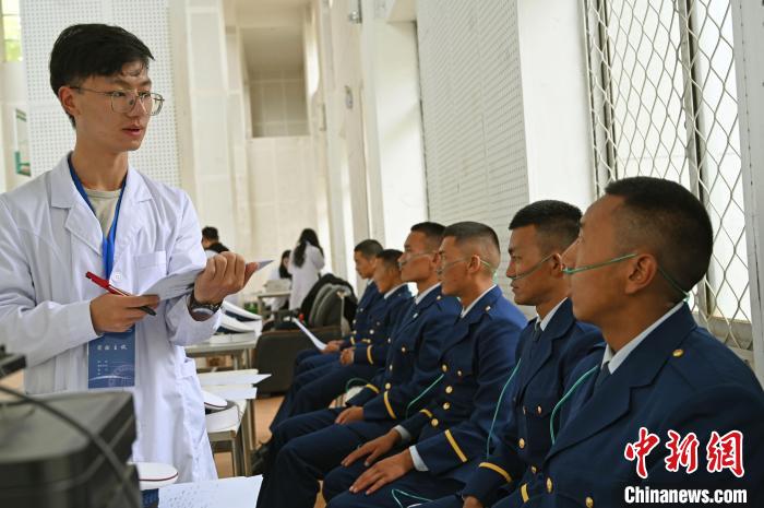 圖為研究團(tuán)隊(duì)成員登記消防員信息?！≮w朗 攝