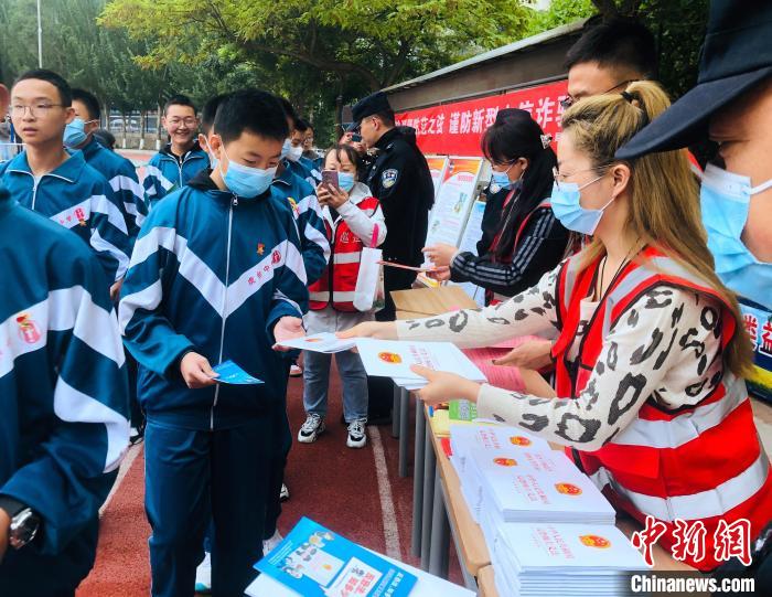 圖為西寧市法制宣傳進校園?！∥鲗幨谐俏鲄^(qū)供圖