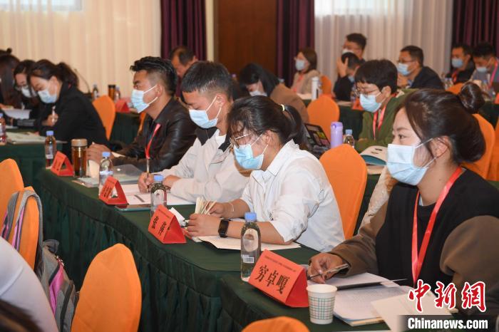 圖為第十五期全國(guó)預(yù)防青少年違法犯罪工作理論與務(wù)實(shí)高級(jí)研修班學(xué)員正在上課。　貢嘎來松 攝