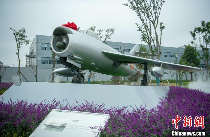 園林式戰(zhàn)斗機(jī)博物館內(nèi)展示的“殲5甲”飛機(jī)?！⒅铱?攝