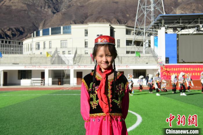 圖為加查縣安繞鎮(zhèn)小學回族學生馬萍?！∝暩聛硭?攝