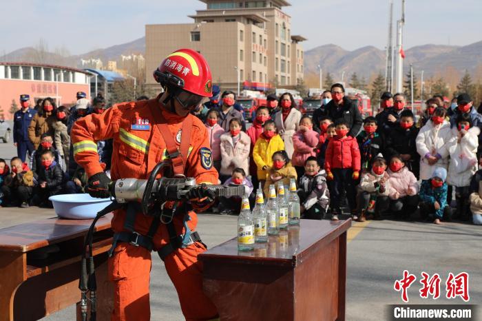 圖為消防救援人員技能展示?！铨埥?攝