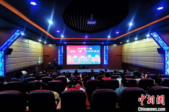 圖為小朋友們上消防安全知識教育課?！铨埥?攝