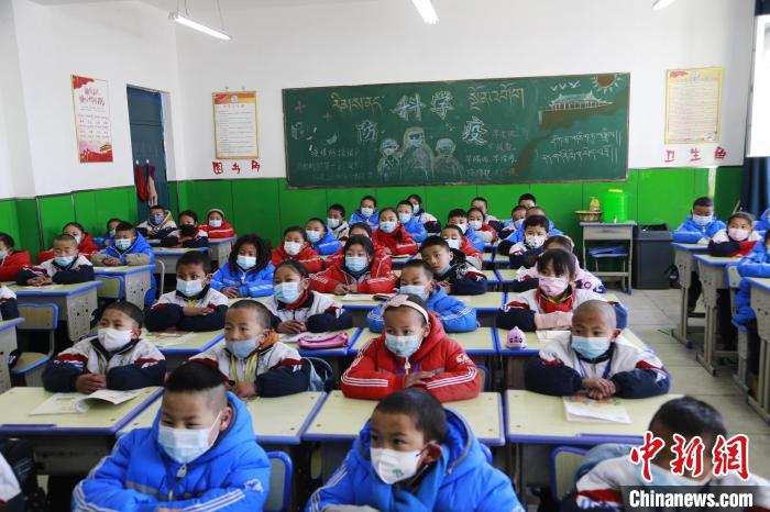 圖為正在上課的學(xué)生。　馬銘言 攝