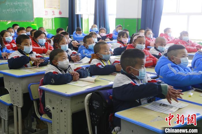 圖為學(xué)生學(xué)習(xí)七步洗手法?！●R銘言 攝