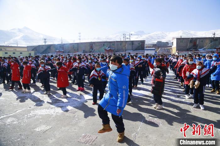 圖為學(xué)生跳起歡快的藏族舞蹈迎接新學(xué)期。　馬銘言 攝