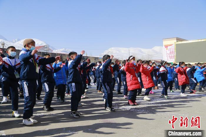 圖為學(xué)生跳起歡快的藏族舞蹈迎接新學(xué)期?！●R銘言 攝