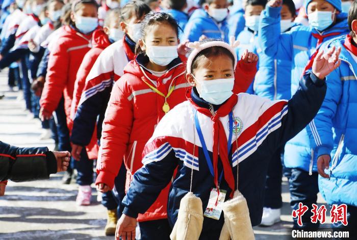 圖為學(xué)生跳起歡快的藏族舞蹈迎接新學(xué)期?！●R銘言 攝